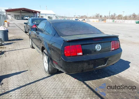 2008 Ford Mustang V6 Deluxe/V6 Premium z USA, uszkodzony, nr VIN 1ZVHT80NX85164937